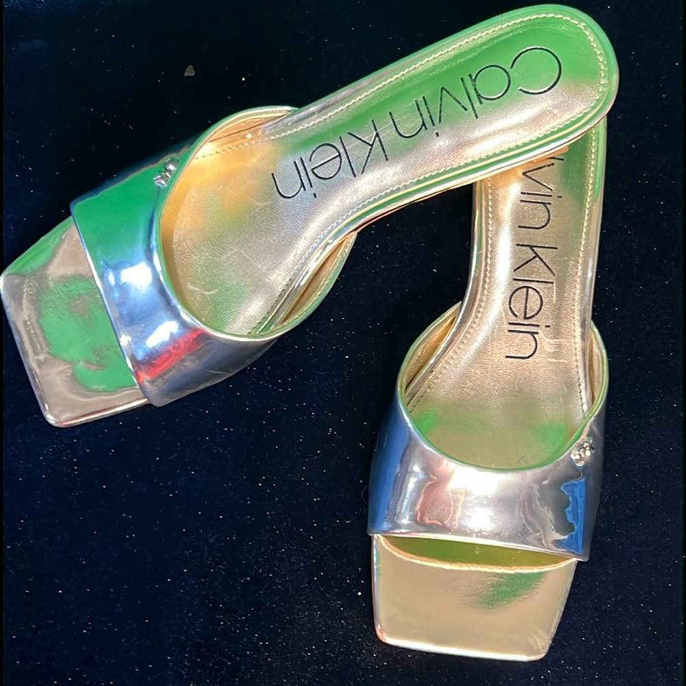 CALVIN KLIEN mirror sandal, kitty heel, silver size 9m